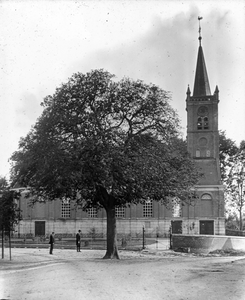 811952 Gezicht op de Ned. Herv. Kerk (Dorpsweg 84A) te Hoogblokland (provincie Zuid-Holland).